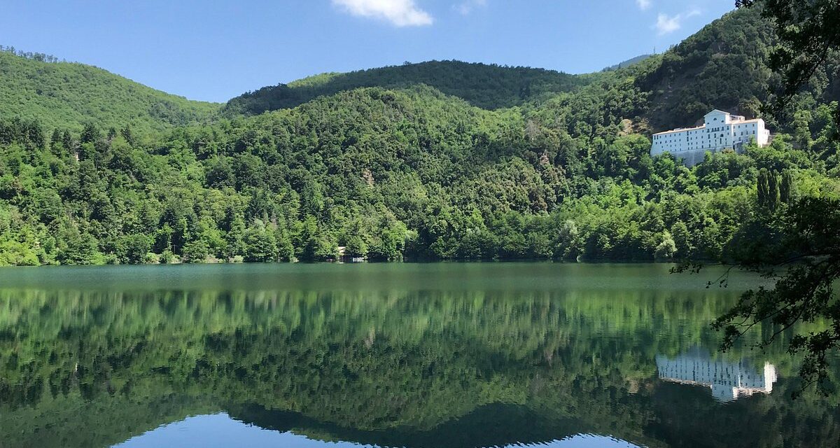 Dai ruderi di S. Ippolito a Monticchio Laghi, fino al rifugio Monte Vulture